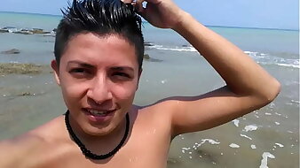 Colombiano desnudo en Playa de Ecuador