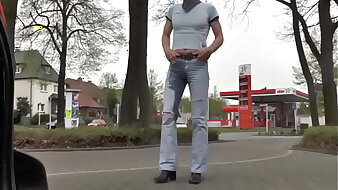 direkt an der Straße in die Jeans gepisst