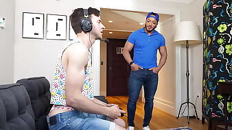 MANROYALE Gamer Twink Uses Tight Ass To Tip Delivery Driver
